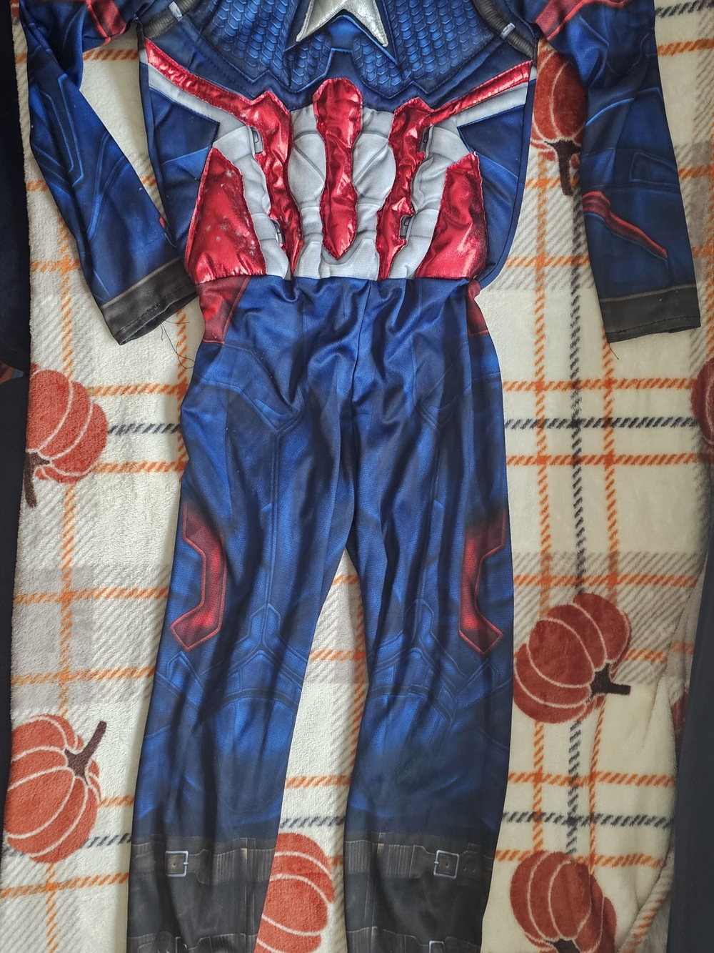 Avengers costume, good condition! Youth Size Small.